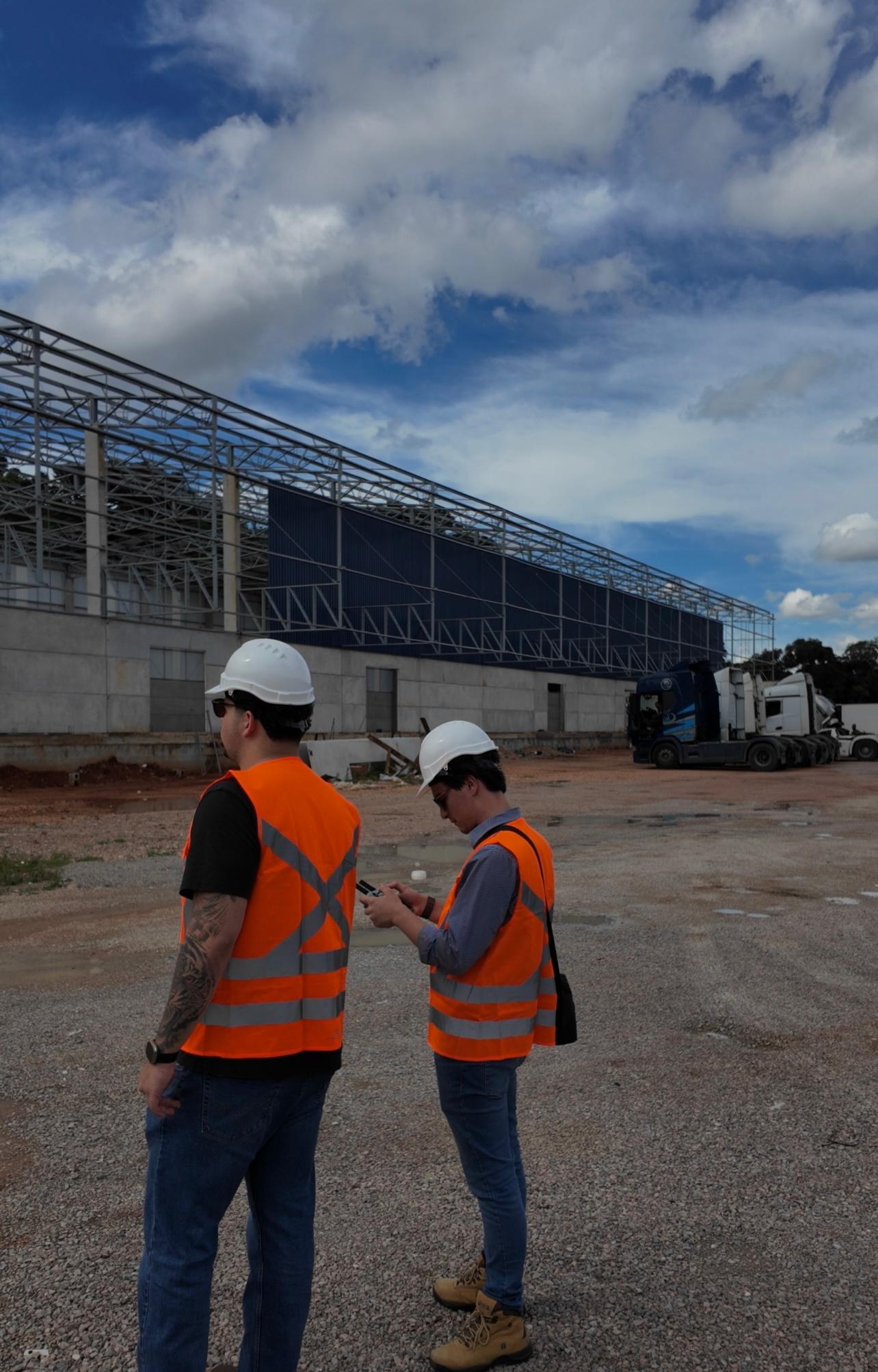 Equipe em obra industrial